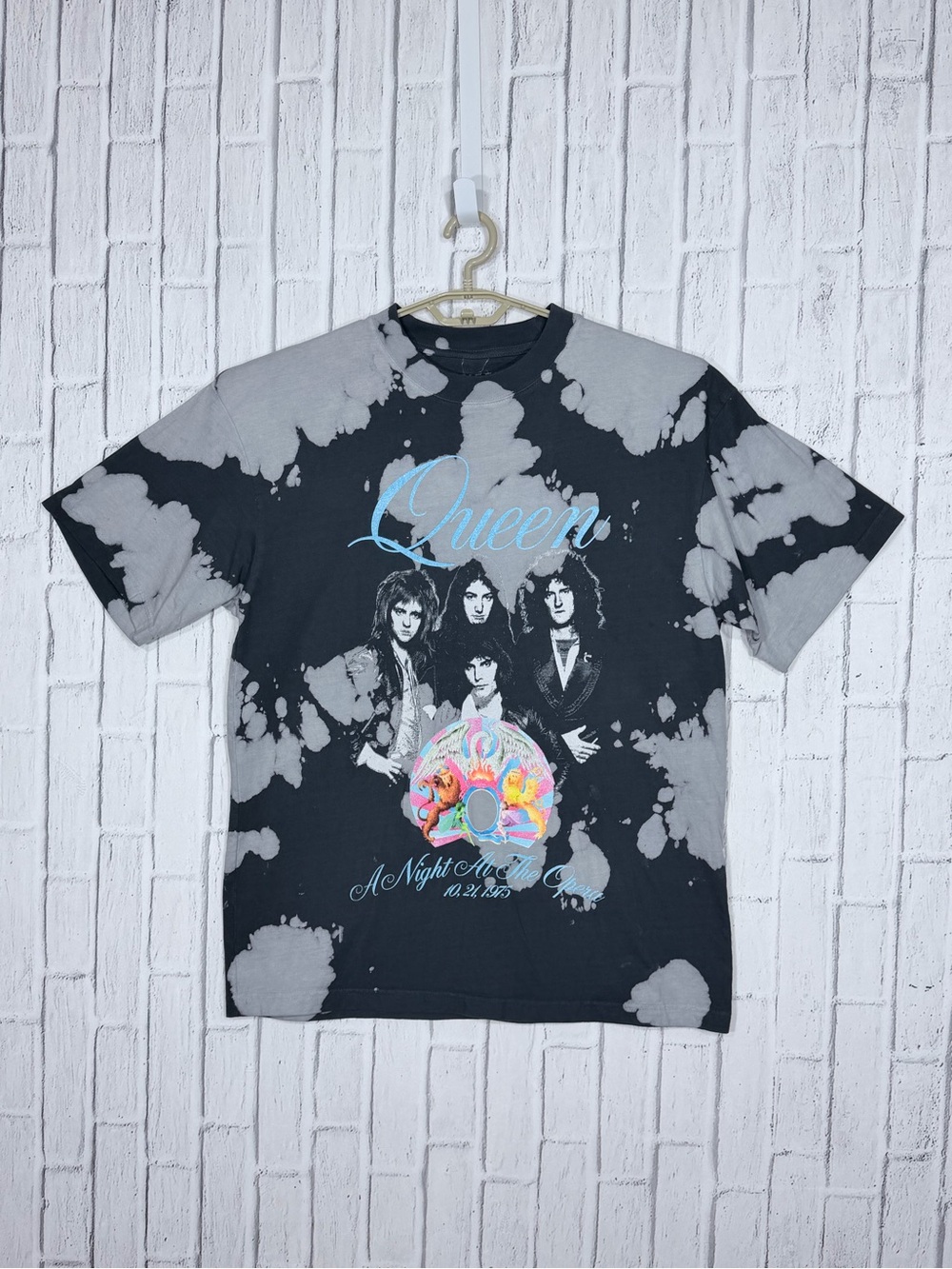 🎸 Queen 100% COTTON A Night At The Opera Graphic Band Tee Bleach Dye L